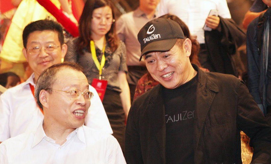 52岁李连杰现身脸部浮肿 患甲亢5年靠中药治疗(图)