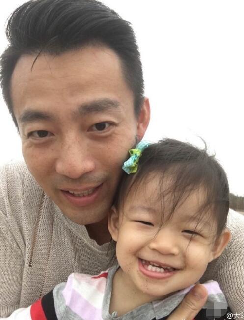 大S怀胎7月老公带娃 汪小菲小玥儿沙滩玩耍(图)