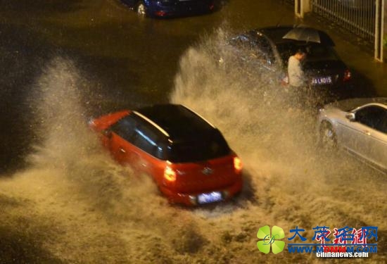 4月24日晚，福州突下大暴雨，市区许多路段积水成灾，给市民出行带来很大困扰。 中新社记者 王东明 摄 
