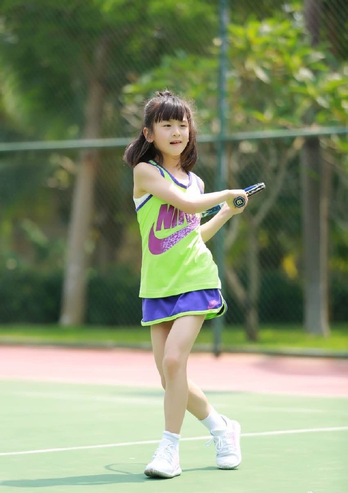 田亮与女儿森碟比赛打网球 结果输得心服口服
