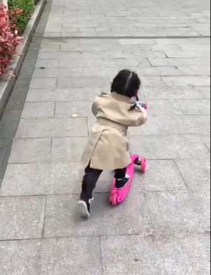 孙俪家出了朵霸王花，女儿玩滑板高抬腿真霸气！