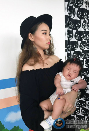 欧弟老婆首抱萌女亮相 产后甩16公斤秀火辣长腿(图)