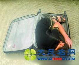 这贼忒大胆！藏进行李箱准备发车后爬出偷窃