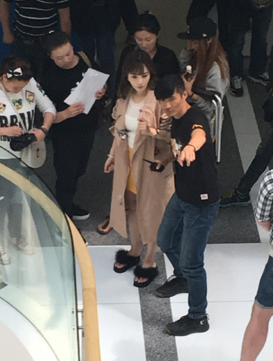 李小璐“火辣”现身片场 身材傲人相当惹眼