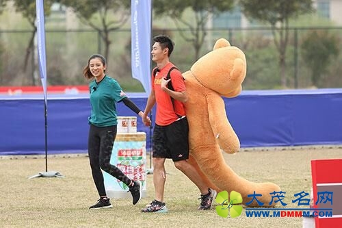 《来吧冠军》伊一张培萌牵手 苏炳添拉车跑仍赢