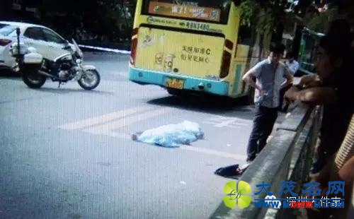 深圳初中生书包被公交车门夹住 摔倒被碾身亡