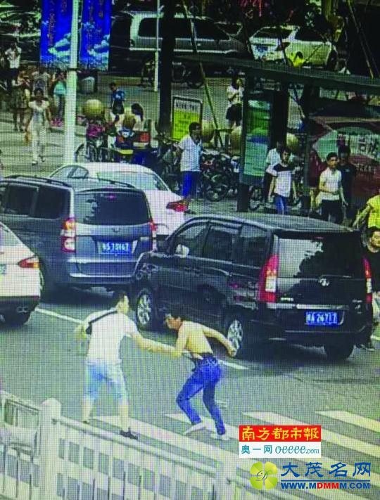 东莞围捕吸毒者：辅警一手抓空被捅伤