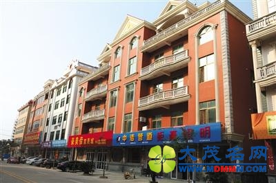 5月10日，忠门镇豪宅林立，不少人在豪宅一层租下门脸房，经营家具建材。新京报记者 朱自洁 摄