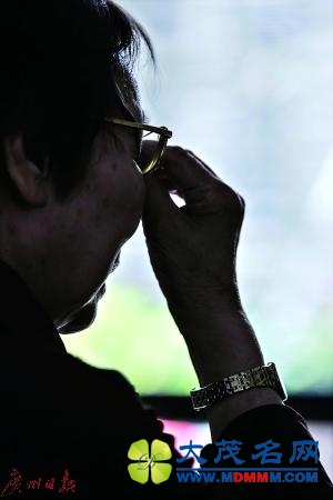 广州老人银行办业务失禁 大堂经理：厕所不能用