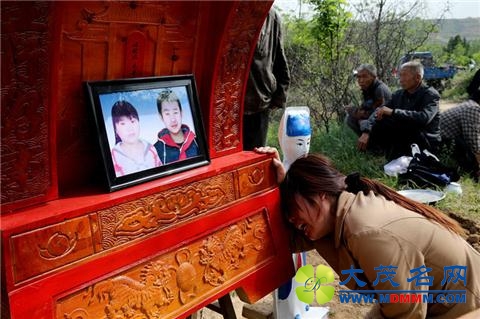 少年被围殴死,父母为其配冥婚