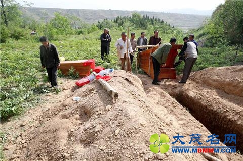 少年被围殴死,父母为其配冥婚