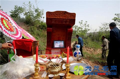 少年被围殴死,父母为其配冥婚
