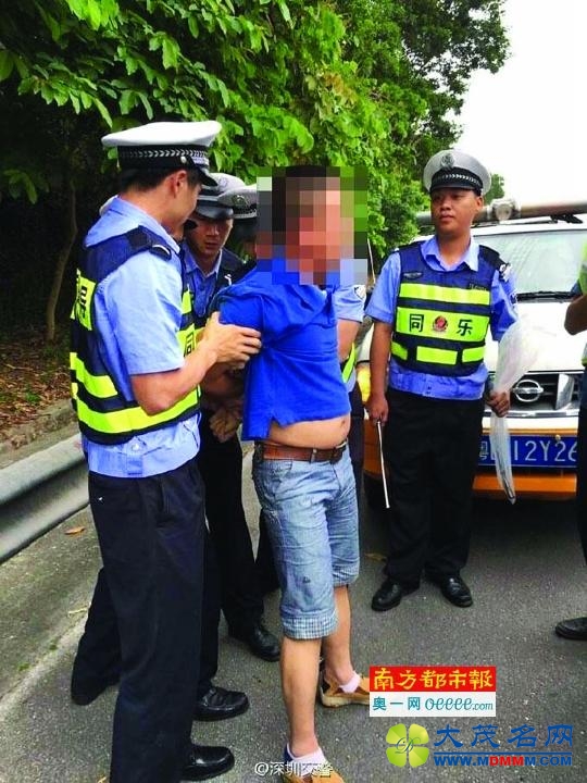 深圳男子醉驾遇查处时狂灌水 曾四次拿刀对峙