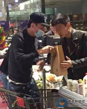 满脸都是血！这样的霍建华逛超市吓坏群众