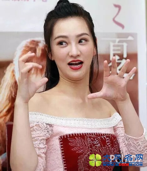 来欣赏下这张牙舞爪的姿势还有双下巴