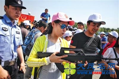 北京“彩虹抓捕”警官亮相反劫持演练