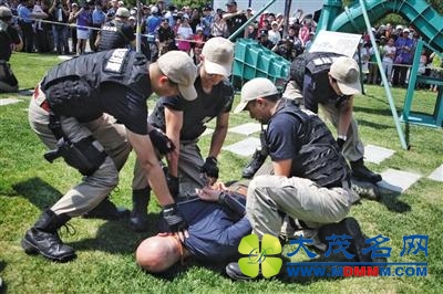北京“彩虹抓捕”警官亮相反劫持演练