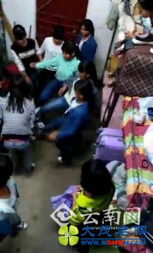 多名女生正在施暴 视频截图