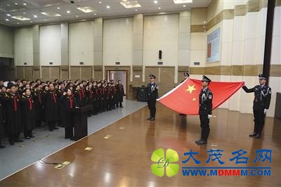 北京首批2013名入额法官宣誓 平均年龄40.6岁