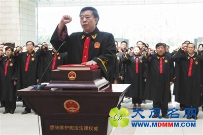 北京首批2013名入额法官宣誓 平均年龄40.6岁