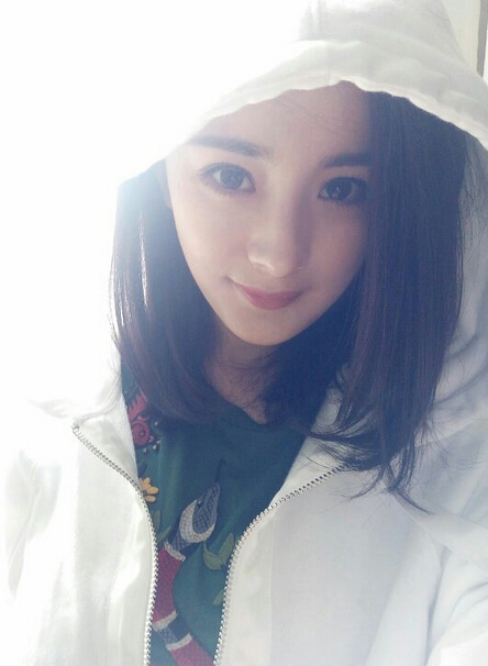 杨幂晒自拍庆《翻译官》收视率破2 还是浓浓少女范儿