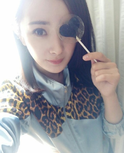 杨幂晒自拍庆《翻译官》收视率破2 还是浓浓少女范儿
