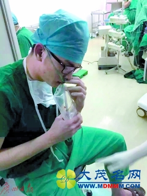 东莞男护士连续工作19个小时 饮葡萄糖充饥（图）