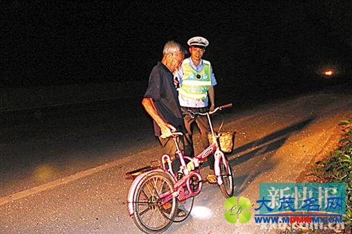 痴呆老人深夜迷路 开平交警送他回家