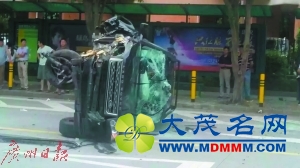 防撞杆坚挺 阻失控豪车