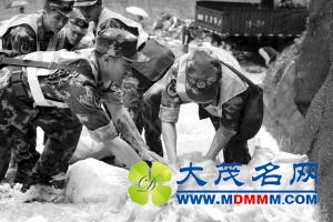 重庆暴雨10米电杆被淹仅剩头部 七旬老人遭埋压