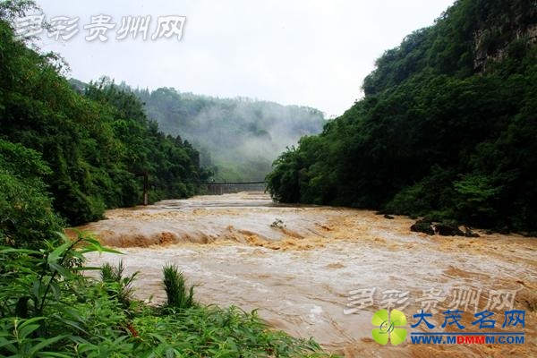 黄果树瀑布群迎今年以来最大水量 多个景点关闭