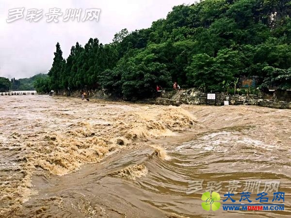 黄果树瀑布群迎今年以来最大水量 多个景点关闭