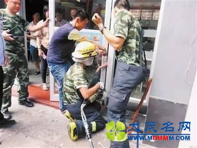 珠海一小女孩手臂突被餐厅玻璃门夹住