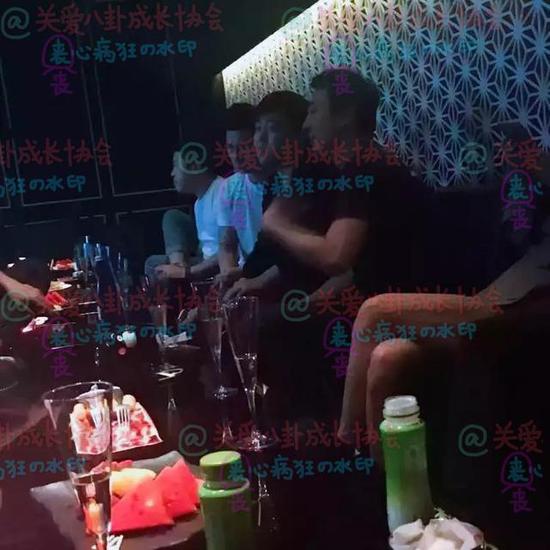 王思聪与众友人