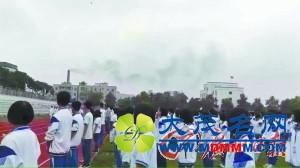 烟囱距校仅百米 师生升旗浓烟“伴礼”