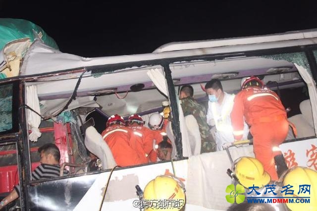 载有45人大巴与货车二广高速相撞 4乘客当场身亡