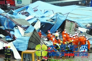 狂风来袭！佛山棚架坍塌造两死 街坊合力抬架救人(图)
