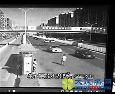 男子“扑向”汽车被撞身亡
