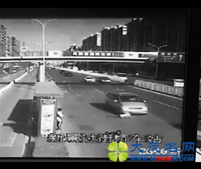 男子“扑向”汽车被撞身亡