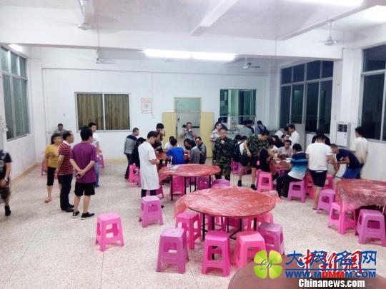获救后的46名“驴友”在潮安区赤凤镇政府食用晚餐。安消防 摄 