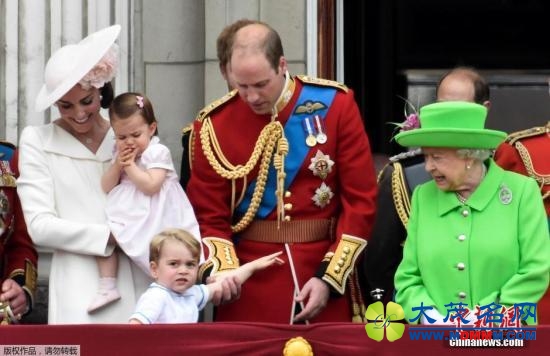 英举行阅兵庆祝女王90寿典 夏洛特公主首次出席