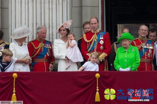 英举行阅兵庆祝女王90寿典 夏洛特公主首次出席