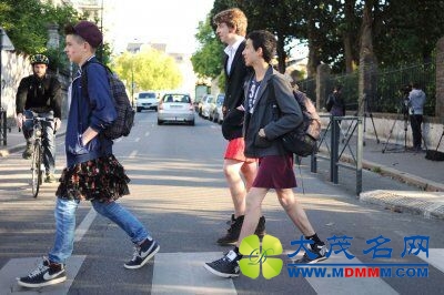 英国80所中小学允许男生穿裙上学 以考虑双性儿童权益