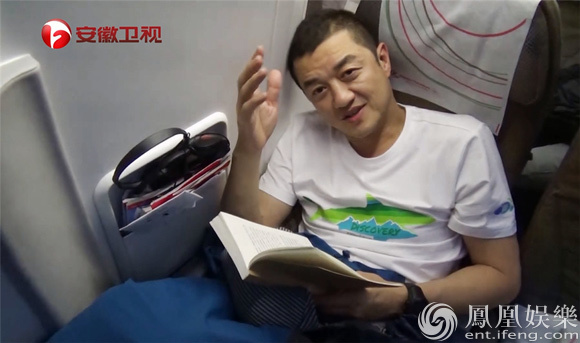 《法则》机舱照曝光 吴奇隆抢摄像机李亚鹏拍手叫好