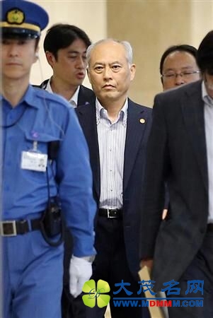 日本东京都知事决定辞职 早前哭求延期辞职