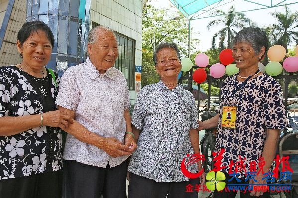 南沙92岁老人乐滋滋当义工