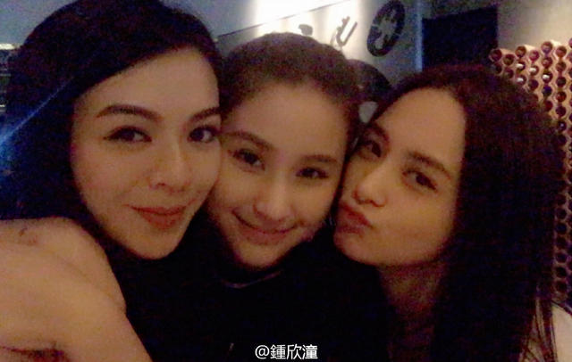 阿娇与赌王女儿何超莲同场 前任情敌变闺蜜