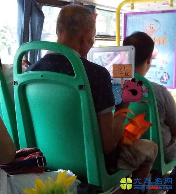 武汉：男子公交车上大声放黄片 女乘客无奈换座位(图)