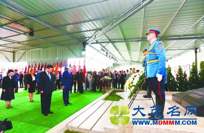 习近平凭吊使馆被炸事件中三烈士