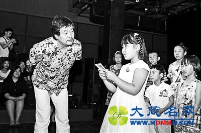 濮存昕：诗歌及美文是摆脱无知和渺小的食养